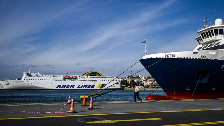 Ferries amarrés, transports publics à l'arrêt : la Grèce est en grève contre la hausse des prix