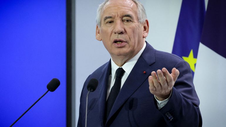 Dépenses de l'État gelées, deux jours fériés en moins... Le gouvernement français présente son plan contre le 