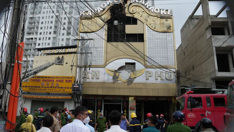 Deux policiers arrêtés après l'incendie d'un bar karaoké qui a fait 32 morts au Vietnam