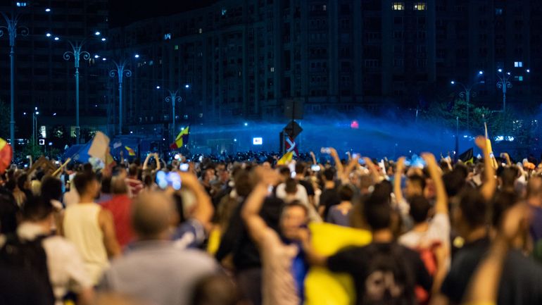 Présidentielle en Roumanie : des milliers de personnes manifestent pour l'UE et contre l'extrême droite