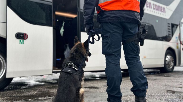 Des autobus et des cars davantage contrôlés près de la frontière belge, leurs passagers aussi