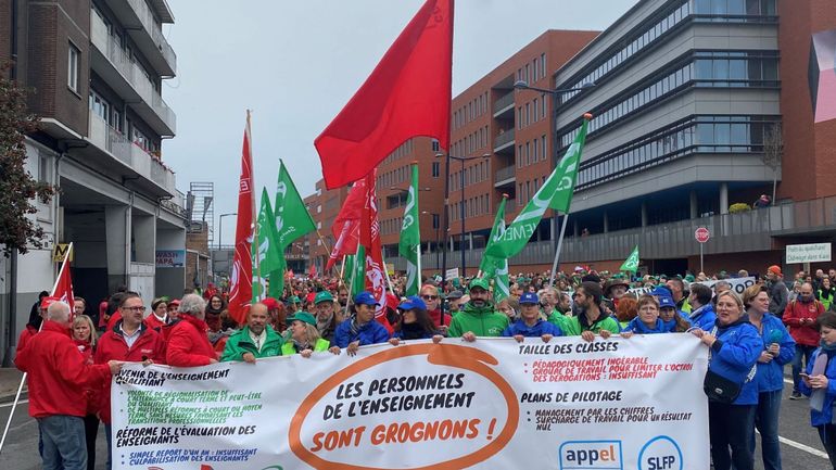 13.000 profs grognons manifestent à Namur