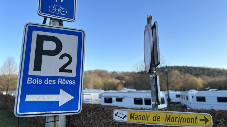 A Ottignies, le parking du Bois des Rêves à nouveau occupé illégalement par des gens du voyage, une haie a été arrachée