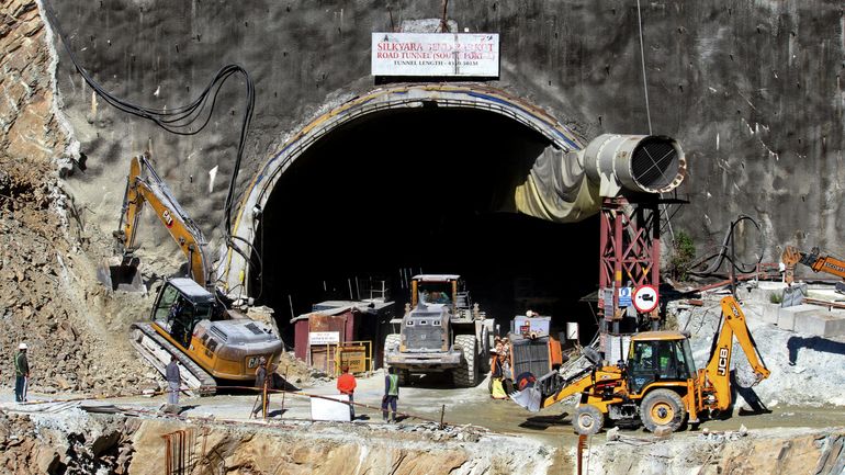 Inde : une caméra pour sauver les 41 ouvriers bloqués depuis dix jours dans un tunnel effondré