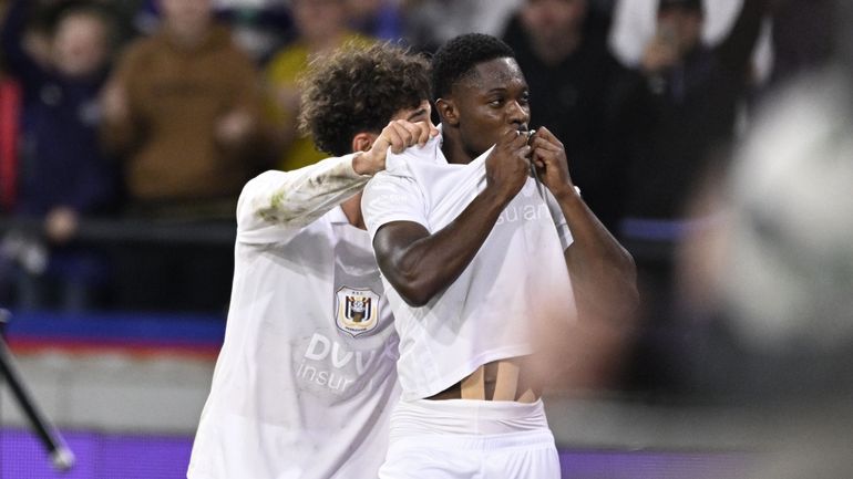 Coup de rein, vista et précision : Francis Amuzu claque un lob de 35 m