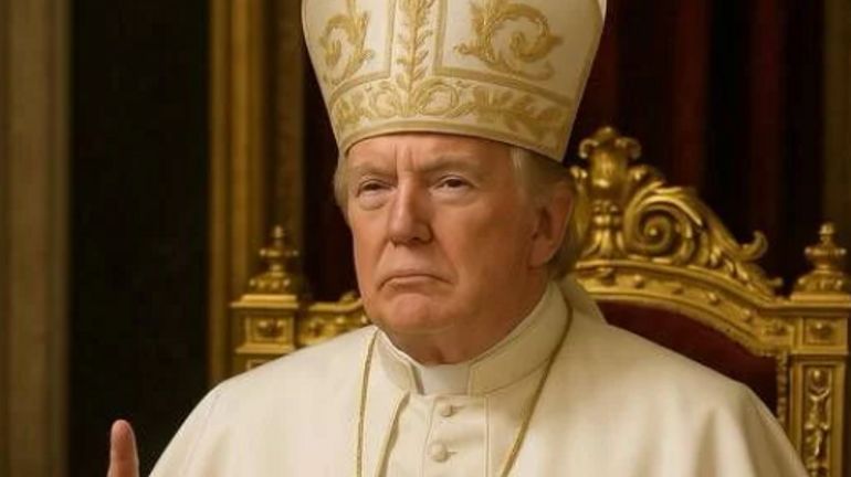 Donald Trump publie un portrait de lui habillé en pape
