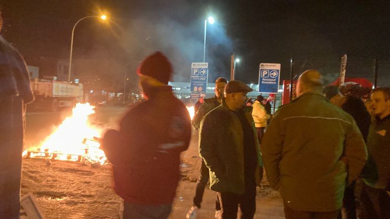 Le dépôt de Ninove bloqué ce mardi soir, la grève chez Delhaize inquiète les magasins franchisés qui ne peuvent plus s'approvisionner
