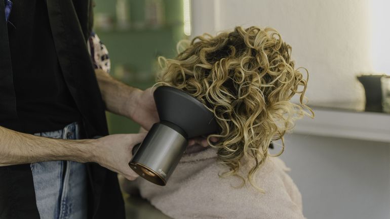 Cheveux bouclés, frisés ou crépus ? Des salons spécialisés pour en prendre soin et s'accepter