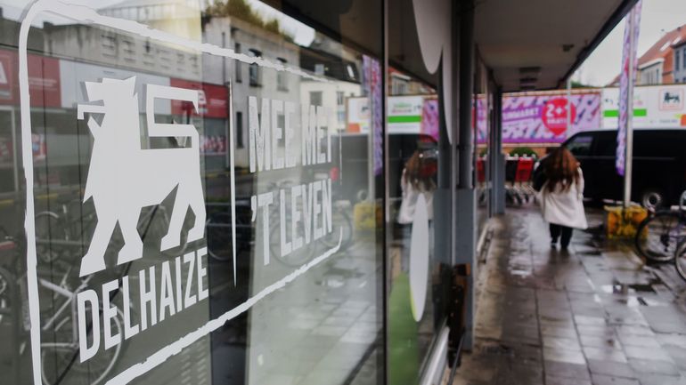 Conflit chez Delhaize : les syndicats déposent plainte contre un huissier intervenu devant un supermarché de Gand