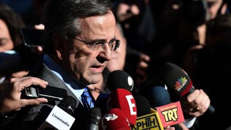 Le Premier ministre grec Antonis Samaras parle à la presse après le deuxième tour de l'élection présidentielle à Athènes le 23 décembre 2014