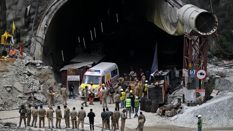 Tunnel effondré en Inde : les sauveteurs ont réussi à atteindre les 41 ouvriers bloqués