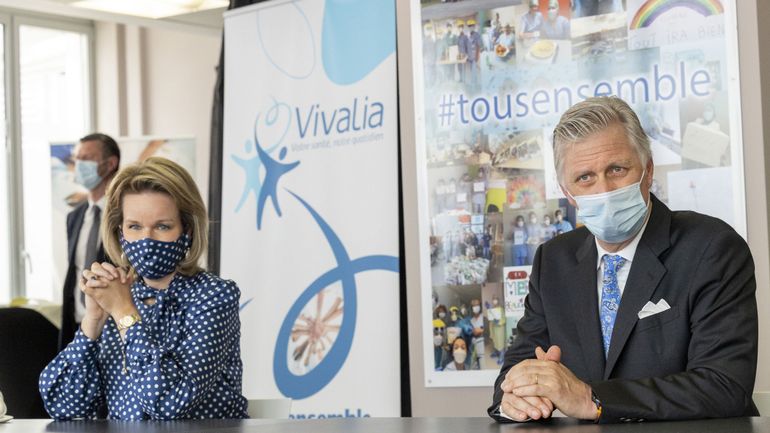 Coronavirus en Belgique: le couple royal en visite à la clinique de Libramont pour saluer le travail face au Covid