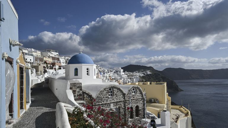 Séismes à Santorin : un premier navire de croisière revient sur l'île grecque après la fin de l'état d'urgence