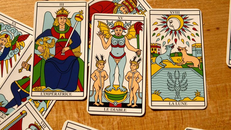 "Arcanes" : que présagent vraiment les cartes de tarot ?