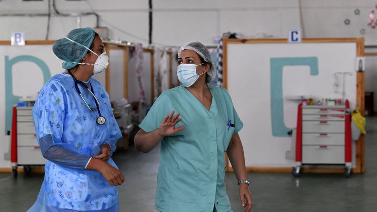 Coronavirus : en Tunisie, la pandémie épuise les soignants mais n'effraie pas les touristes