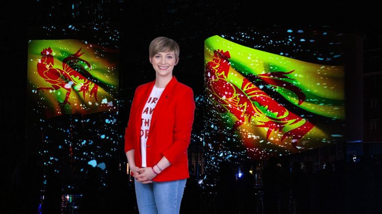 Fanny Jandrain devant le drapeau de la Wallonie. 