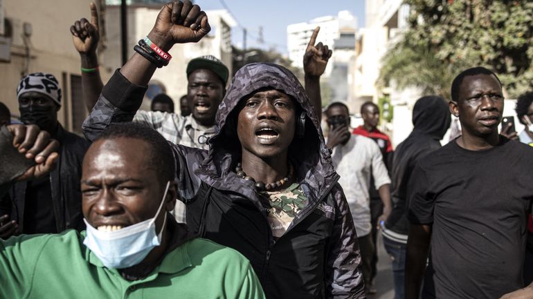 Report de l'élection présidentielle au Sénégal : débat crucial au Parlement, heurts devant l'Assemblée
