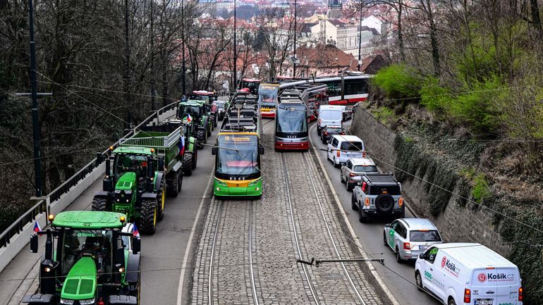 République tchèque : des centaines de tracteurs envahissent Prague pour protester contre les politiques d'austérité et l'excès de bureaucratie.