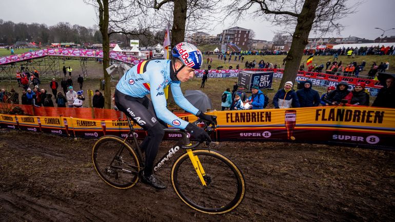 Quels atouts pour remporter le Mondial de cyclocross : "Sprint et vélocité pour van Aert, planches et technicité pour Van der Poel"