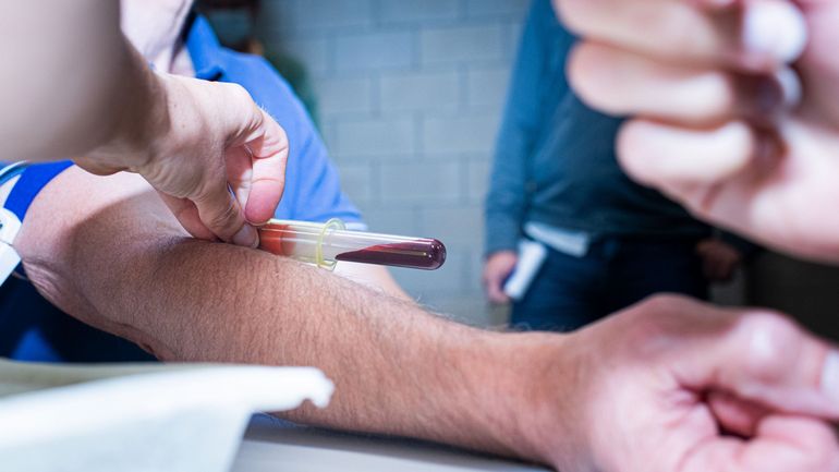 Don de sang des homosexuels : le délai d'attente bientôt réduit de 12 à 4 mois, un 
