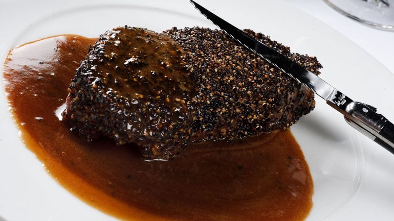 Des couteaux à steak utilisés dans un restaurant déclenchent une enquête à Brussels Airport