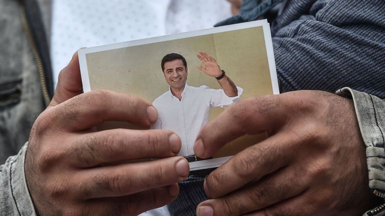 Turquie : le leader kurde emprisonné Selahattin Demirtas condamné à 42 ans de prison