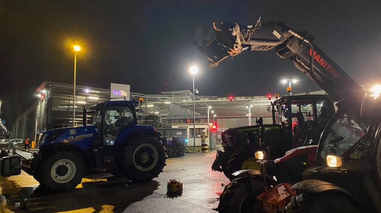 Des tracteurs et des files de camions : des agriculteurs bloquent une partie de l'aéroport de Liège