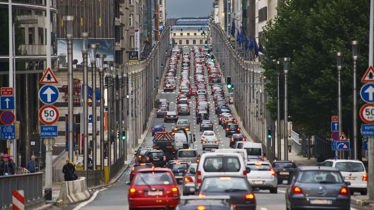 Revue de presse : fin du diesel en 2030 à Bruxelles, l'essence en 2035