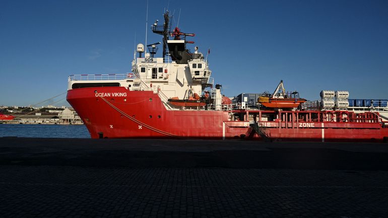 Le navire humanitaire Ocean Viking cherche un port méditerranéen sûr pour débarquer avec 296 migrants