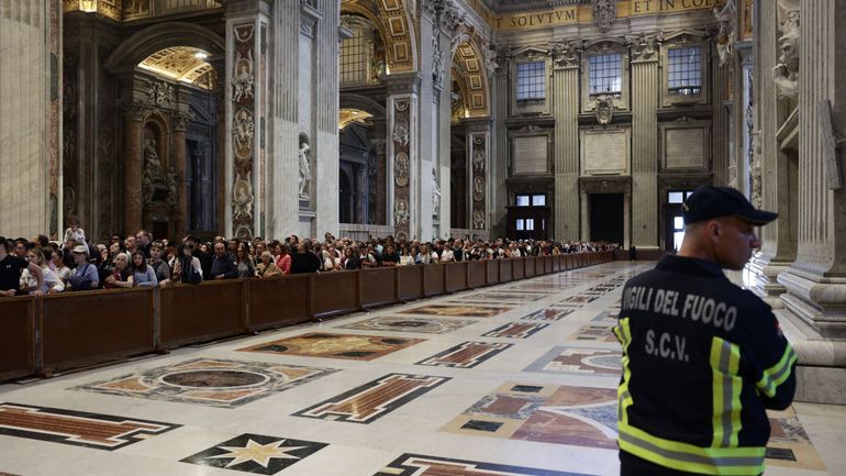 Mort du pape François : les fidèles affluent encore à la basilique Saint-Pierre