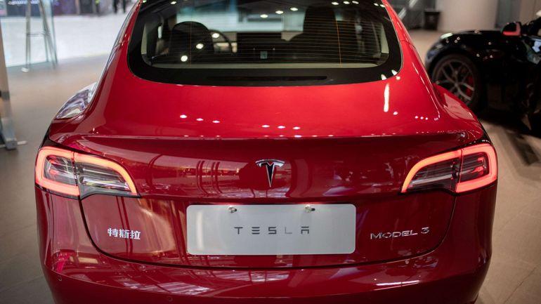Tesla rappelle plus d'un million de véhicules à cause d'un risque lié aux vitres