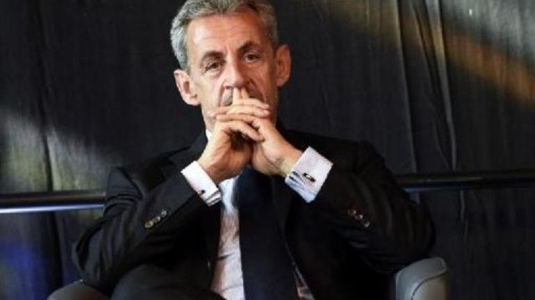 Forcé à témoigner à un procès, l'ancien président français Nicolas Sarkozy joue l'apaisement