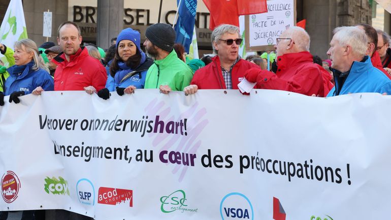 Plus de 5000 enseignants dans les rues de Bruxelles contre la pénurie de personnel et pour une meilleure qualité de l'enseignement
