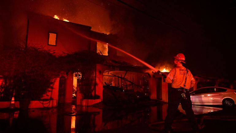 Incendies aux États-Unis : les autorités ordonnent l'évacuation du centre de Hollywood