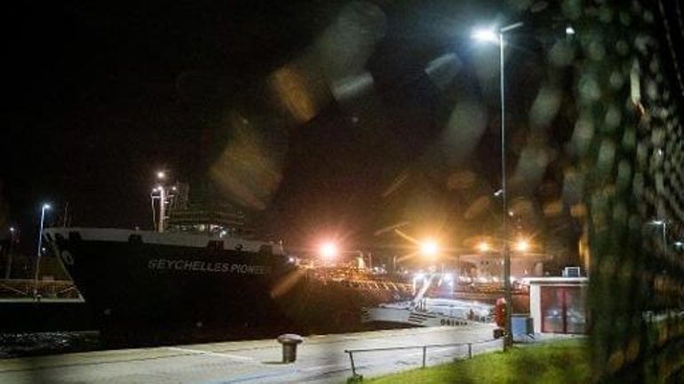 Guerre en Ukraine : à Anvers, Greenpeace tente a bloqué durant six heures un tanker de pétrole russe