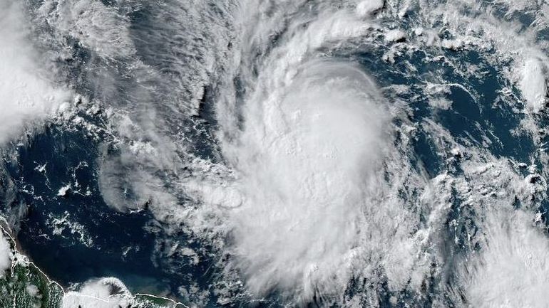 Aux Antilles, l'ouragan Béryl atteint la catégorie 3, synonyme de 