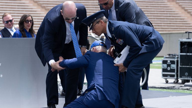 Le président américain Joe Biden chute sur scène lors d'une cérémonie militaire