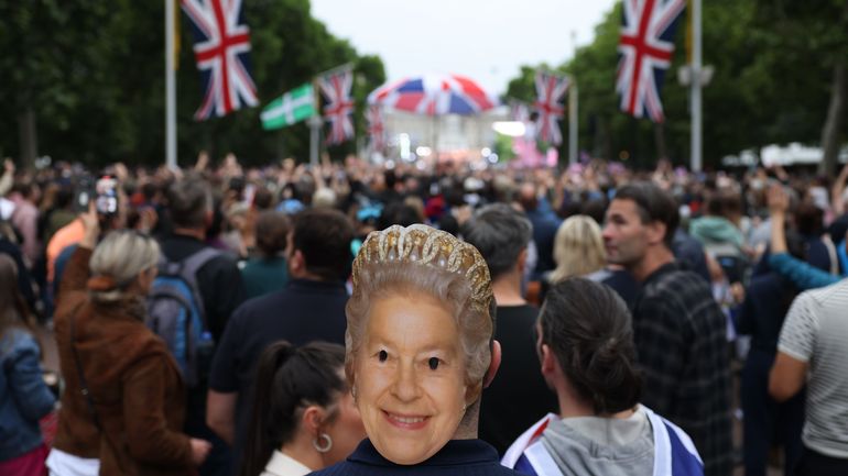 Parade et pique-niques pour la fin du jubilé d'Elizabeth II, largement absente