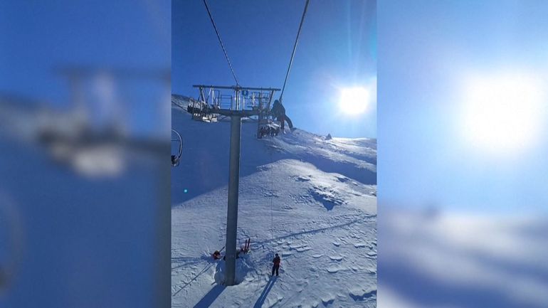 Suspendus en haut d'un télésiège la veille de Noël : 240 skieurs secourus suite à une panne dans les Hautes-Alpes