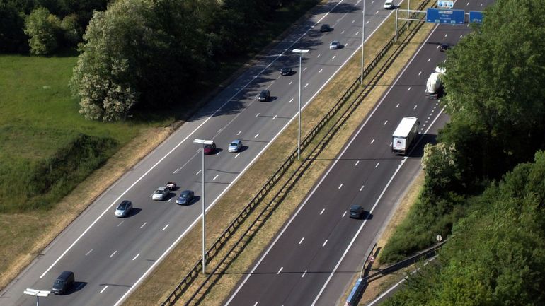 L'autoroute E19 fermée à Nivelles après un accident impliquant un camion, 300 litres d'hydrocarbures déversés sur la voirie