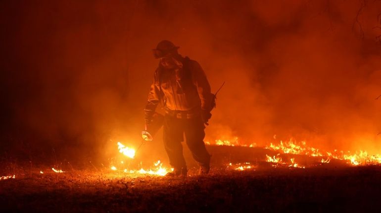 Jusqu'à 43 °C ressentis en certains endroits : les États-Unis subissent d'extrêmes températures et un incendie en Californie