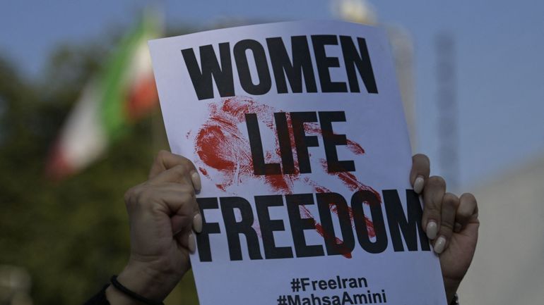 Manifestations en Iran : la justice iranienne gracie un millier de femmes