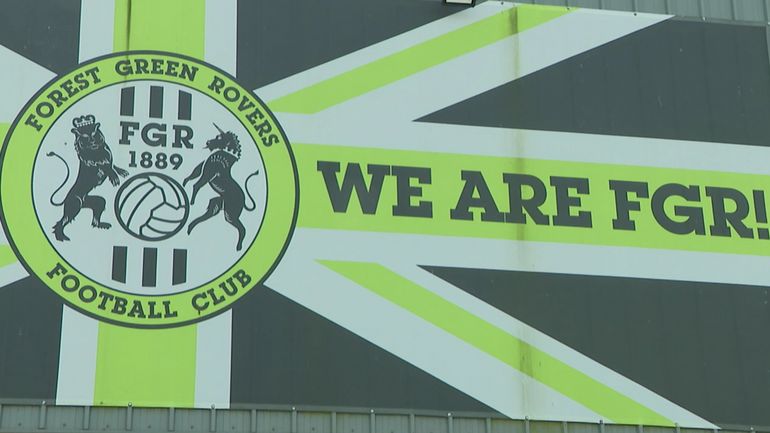 Panneaux solaires, cantine végane, urine recyclée : le club de foot britannique Forest Green Rovers, un champion d'écologie