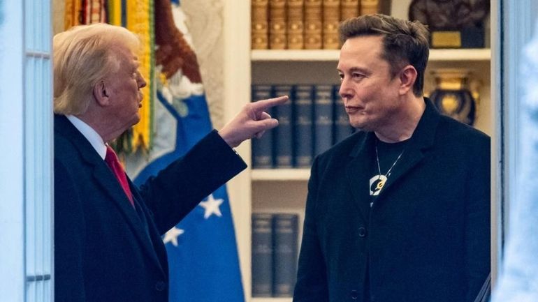 Trump raille le troisième parti annoncé par Musk, le duel des anciens alliés continue