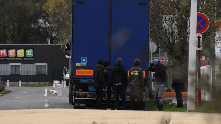 France : sept migrants sortis indemnes d'un camion frigorifique dans le Nord