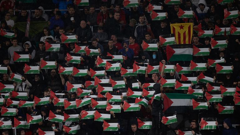 Un joueur israélien indésirable, des drapeaux palestiniens dans le stade : des supporters d’Osasuna bravent les consignes de La Liga