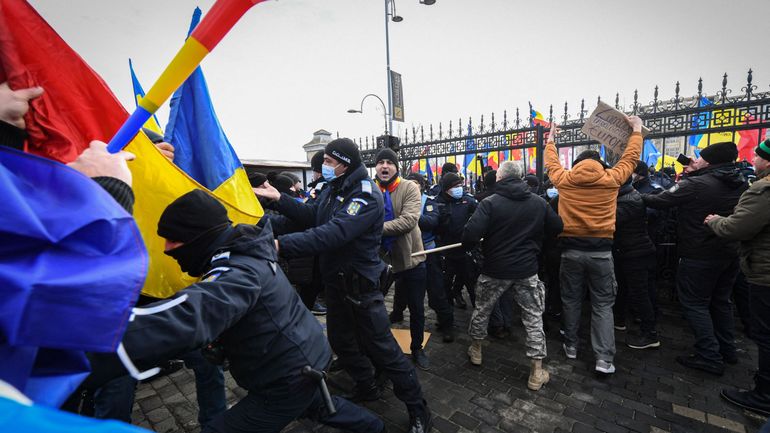 Roumanie : des manifestants anti-passe sanitaire tentent d'envahir le Parlement en Roumanie