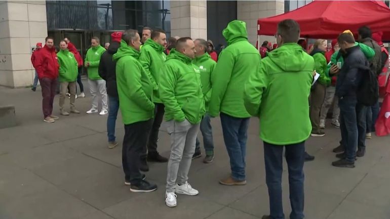 Bruxelles : le front commun syndical manifeste devant la Tour des finances pour dénoncer la violence dans les prisons
