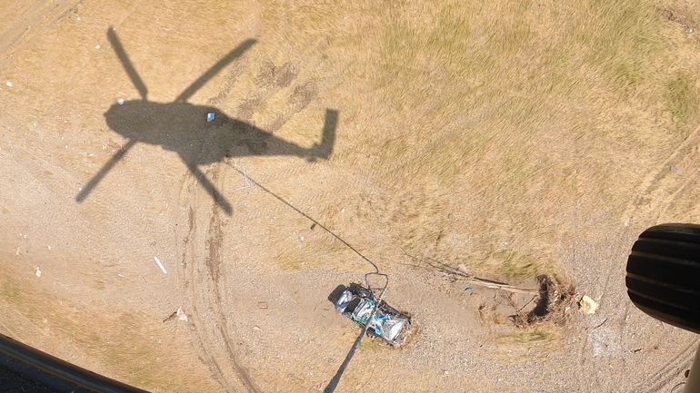 Inondations en Belgique : un hélicoptère de l'armée chargé de dégager les carcasses de voitures