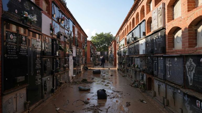 Inondations en Espagne : dans la région de Valence, le contre-la-montre pour enterrer dignement les victimes